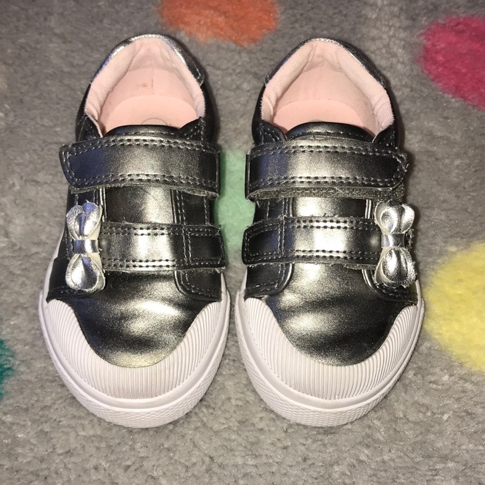 EUC Cat & Jack toddler size 6 shoes